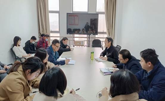 一群人正在听演讲描述已自动生成